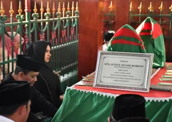 Bupati Pekalongan Fadia Arafiq bersama Forkopimda dan DPRD saat berziarah di Makam Kanjeng Pangeran Adipati Kyai Mandurorejo, Bupati Pekalongan pertama, di Desa Protomulyo, Kecamatan Kaliwungu Selatan, Kabupaten Kendal, Jumat, 22 Agustus 2025. (Fahri Akbar/Lingkarjateng.id)