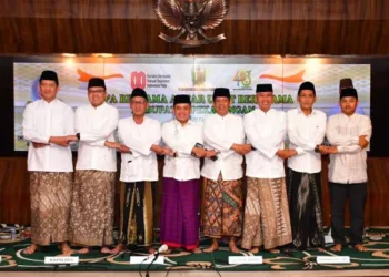 Wakil Bupati Pekalongan Sukirman bersama tokoh agama dan Forkopimda dalam acara doa bersama lintas agama memperingati Hari Jadi ke-403 Kabupaten Pekalongan di Aula Setda, Minggu malam, 24 Agustus 2025. (Fahri Akbar/Lingkarjateng.id)