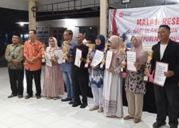 Suasana malam resepsi HUT RI ke-80 di Aula Kantor Kecamatan Sragi, Kabupaten Pekalongan, Rabu malam, 27 Agustus 2025 dengan penyerahan hadiah kepada para pemenang lomba. (Fahri Akbar/Lingkarjateng.id)