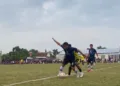 Pemain Persiku tengah mengamankan Bolah dari Pemain WB FC saat Uji coba di Lapangan Jepangpakis pada Senin sore, 4 Agustus 2025. (Mohammad Fahtur Rohman/Lingkarjateng.id)