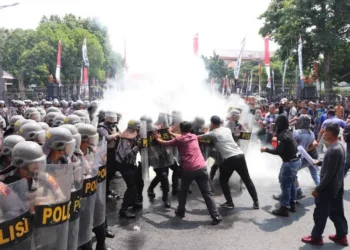 Suasana simulasi yang melibatkan 200 personel Polres Kudus dalam rangka pengamanan aksi demonstrasi yang digelar di depan kantor Bupati pada Senin, 25 Agustus 2025. (Mohammad Fahtur Rohman/Lingkarjateng.id)