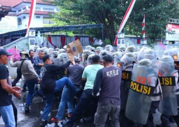 Personel Polres Pekalongan memperagakan simulasi pengendalian massa di halaman DPRD Kabupaten Pekalongan, Jumat, 22 Agustus 2025. (Fahri Akbar/Lingkarjateng.id)