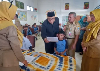 Wabup Rembang Hanies bersama Kepala Dinas Kesehatan, dr. Ali Syofii, melakukan pemantauan cek kesehatan gratis yang dilaksanakan perdana di SDN 1 Pamotan, Senin, 4 Agustus 2025. (Muhammad Faalih/Lingkatjateng.id)