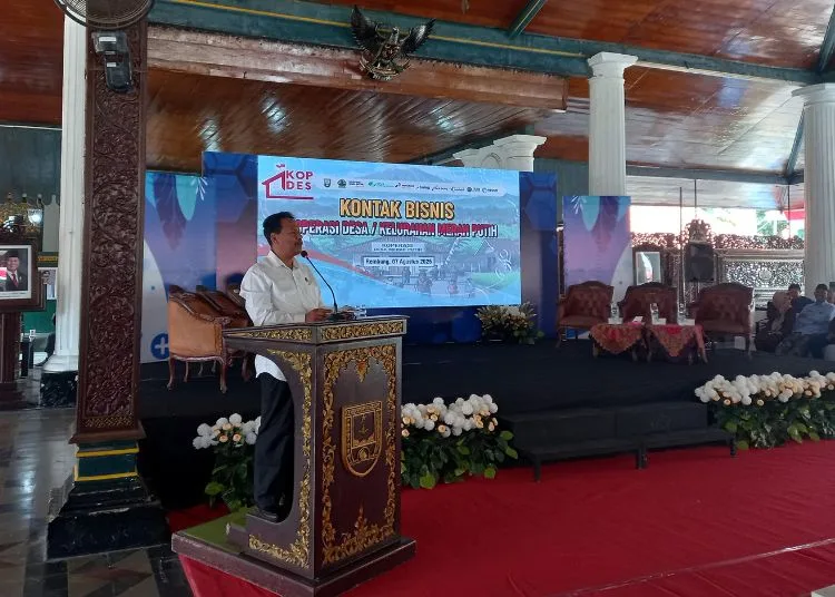 Bupati Harno Beri 3 Arahan Terkait Penguatan Koperasi Merah Putih di Rembang 25 Bupati Harno menyampaikan sambutan dan arahan dalam kegiatan Kontak Bisnis Koperasi Desa/Kelurahan Merah Putih, Kamis, 7 Agustus 2025. (Muhammad Faalih/Lingkarjateng.id)