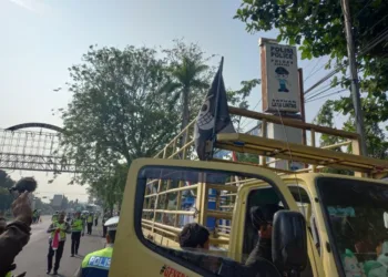 Petugas Satlantas Polres Rembang menghentikan truk yang terpasang bendera One Piece, Sabtu, 9 Agustus 2025. (Muhammad Faalih/Lingkarjateng.id)