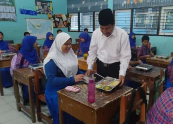 Bupati Harno tinjau pelaksanaan program MBG di SMPN 2 Rembang. Kamis, 29 Agustus 2025. (Muhammad Faalih/Lingkarjateng.id)