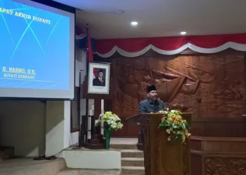 Bupati Harno menyampaikan pendapat akhirnya tentang raperda perubahan APBD 2025 di Ruang Rapat Paripurna DPRD Kabupaten Rembang, Jumat, 29 Agustus 2025. (Muhammad Faalih/Lingkarjateng.id)