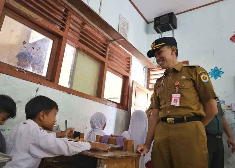 Pantau MBG, Pemkab Grobogan Temukan Keterlambatan Distribusi ke Sekolah 25 Sekda Grobogan, Anang Armunanto, saat memantau distribusi makanan program MBG di sekolah-sekolah di Purwodadi pada Senin, 25 Agustus 2025. (Setda Grobogan/Lingkarjateng.id)