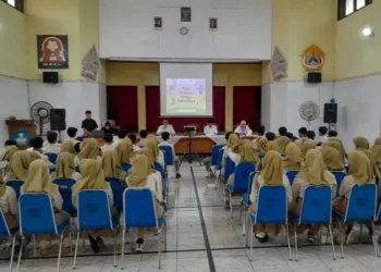 Dinsos-PPKB Rembang melakukan sosialisasi kesehatan remaja di SMA N 3 Rembang pada Rabu, 20 Agustus 2025. (Dinsos-PPKB Rembang/Lingkarjateng.id)
