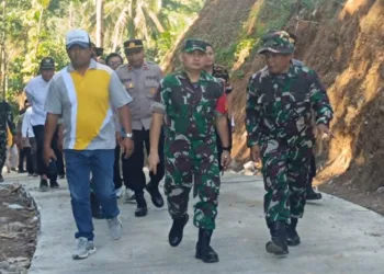 Komandan Kodim 0719/Jepara, Letkol Arm Khoirul Cahyadi, saat meninjau jalan penghubung antardukuh yang dibangun melalui program TNI Manunggal Membangun Desa (TMMD) Sengkuyung Tahap III Tahun 2025. (Tomi Budianto/Lingkarjateng.id)