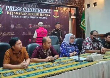 Kejaksaan Negeri (Kejari) Jepara saat menggelar konferensi pers terkait dugaan korupsi dana representatif PDAM Jepara pada Jumat, 8 Agustus 2025. (Tomi Budianto/Lingkarjateng.id)