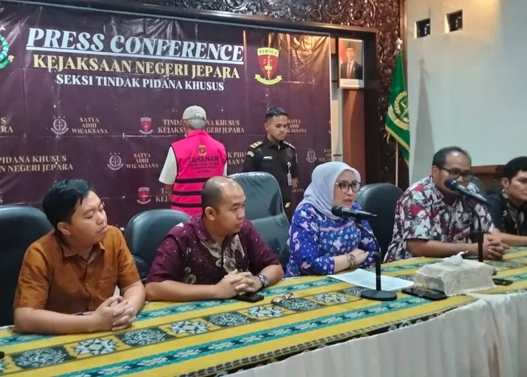 Kejaksaan Negeri (Kejari) Jepara saat menggelar konferensi pers terkait dugaan korupsi dana representatif PDAM Jepara pada Jumat, 8 Agustus 2025. (Tomi Budianto/Lingkarjateng.id)