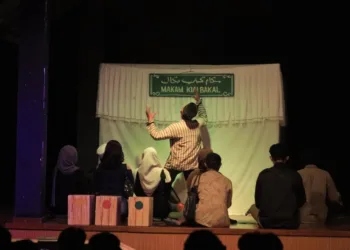 Teater Jaten Batang saat mengadakan pentas di Gedung Kesenian Daerah Jepara pada Sabtu malam, 9 Agustus 2025. (Tomi Budianto/Lingkarjateng.id)