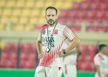 Pelatih Kepala Persijap Jepara, Mario Lemos, saat memimpin sesi latihan, pada Rabu, 13 Agustus 2025. (Tomi Budianto/Lingkarjateng.id)