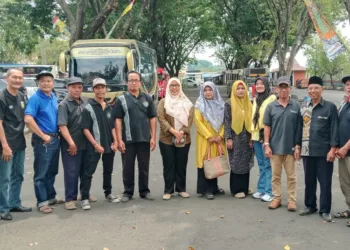 Yayasan Pelestari Ukir Jepara bersama Paguyuban Pengukir Sungging Prabangkara dan Paguyuban Pengukir Perempuan RA Kartini Jepara berfoto bersama usai rapat persiapan peringatan Hari Ukir 2025. (Tomi Budianto/Lingkarjateng.id)
