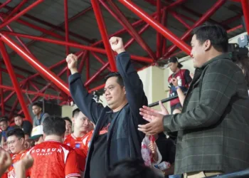 Bupati Jepara, Witiarso Utomo, bersuka cita usai Persijap mengalahkan Persib di Stadion Gelora Bumi Kartini Jepara pada Senin, 18 Agustus 2025. (Tomi Budianto/Lingkarjateng.id)