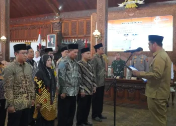 Bupati Jepara, Witiarso Utomo, mengambil sumpah janji dalam pelantikan pengurus Dewan Pendidikan dan Forum Kerukunan Umat Beragama (FKUB) Kabupaten Jepara periode 2025-2030 di Pendopo R.A Kartini pada Senin, 25 Agustus 2025. (Tomi Budianto/Lingkarjateng.id)