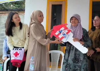 Bupati Kendal, Dyah Kartika Permanasari, didampingi putrinya, Nattaya Kenenza, serta OPD terkait saat menyerahkan secara simbolis bantuan rumah kepada warga yang rumahnya terbakar di Desa Gedong, Kecamatan Patean, beberapa waktu lalu. (Arvian Maulana/Lingkarjateng.id)