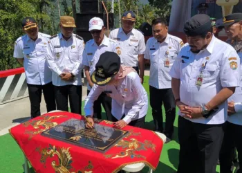 Bupati Kendal, Dyah Kartika Permanasari, saat meresmikan pembangunan Jalan Biting-Cening pada Rabu, 6 Agustus 2025. (Arvian Maulana/Lingkarjateng.id)