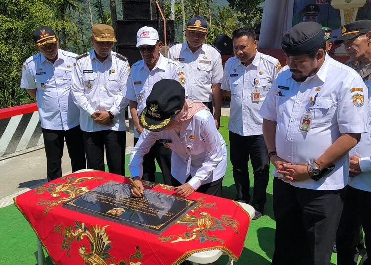 Dikucur Rp 1,5 Miliar, Jalan Biting-Cening Kendal Rampung Diperbaiki 25 Bupati Kendal, Dyah Kartika Permanasari, saat meresmikan pembangunan Jalan Biting-Cening pada Rabu, 6 Agustus 2025. (Arvian Maulana/Lingkarjateng.id)