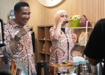 Bupati Kendal, Dyah Kartika Permanasari, didampingi Wakil Bupati Benny Karnadi saat menikmati kopi di salah satu stand Kendal Open Fair 2025 pada Minggu, 10 Agustus 2025. (Arvian Maulana/Lingkarjateng.id)