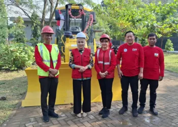 Bupati Kendal Dyah Kartika Permanasari bersama Ketua Komisi C DPRD Kendal dan Kepala DLH saat meresmikan pengoperasian buldoser di TPA Darupono pada Kamis, 14 Agustus 2025. (Arvian Maulana/Lingkarjateng.id)