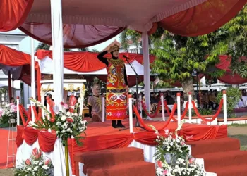 Bupati Kendal, Dyah Kabupaten Kendal, saat memimpin upacara peringatan Hari Kemerdekaan ke-80 Republik Indonesia di Alun-alun Kendal pada Minggu, 17 Agustus 2025. (Arvian Maulana/Lingkarjateng.id)