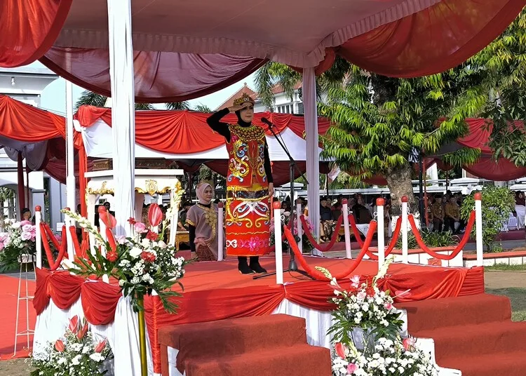 Pimpin Upacara HUT ke-80 RI, Bupati Kendal Kenakan Baju Adat Kalimantan 25 Bupati Kendal, Dyah Kabupaten Kendal, saat memimpin upacara peringatan Hari Kemerdekaan ke-80 Republik Indonesia di Alun-alun Kendal pada Minggu, 17 Agustus 2025. (Arvian Maulana/Lingkarjateng.id)