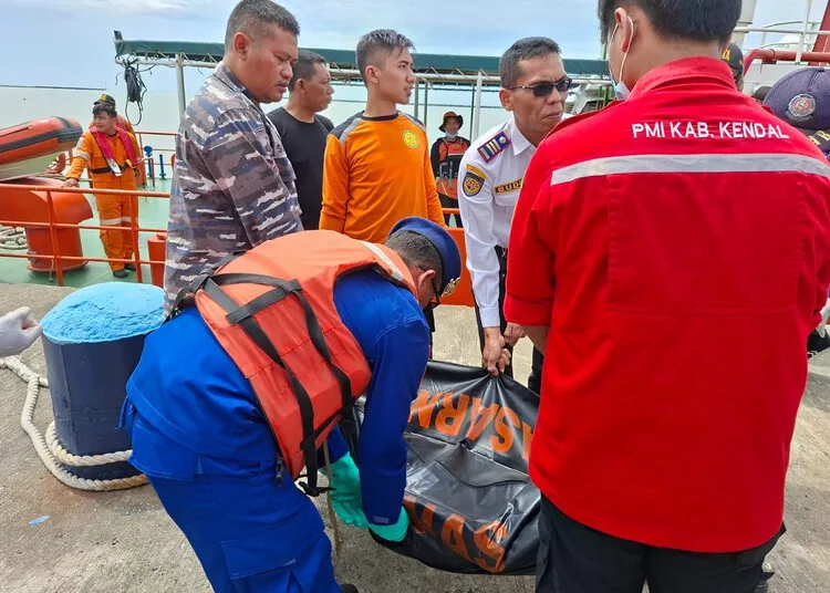 Dua Jenazah Nelayan Kendal Ditemukan di Perairan Semarang 25 Proses evakuasi jenazah nelayan Kendal di perairan irigasi Mangkang, Kota Semarang, Rabu, 20 Agustus 2025. (Arvian Maulana/Lingkarjateng.id)