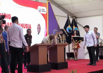 Menteri HAM RI, Natalius Pigai, menandatangani prasasti dalam kegiatan Launching Desa Sadar HAM di Lapangan Desa Sidorejo, Kecamatan Brangsong, Kabupaten Kendal, pada Sabtu, 23 Agustus 2025. (Arvian Maulana/Lingkarjateng.id)