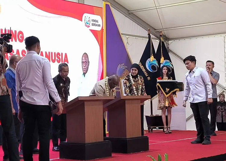 Dua Desa di Kendal Ditetapkan Jadi Desa Perintis Pembangunan Sadar HAM 25 Menteri HAM RI, Natalius Pigai, menandatangani prasasti dalam kegiatan Launching Desa Sadar HAM di Lapangan Desa Sidorejo, Kecamatan Brangsong, Kabupaten Kendal, pada Sabtu, 23 Agustus 2025. (Arvian Maulana/Lingkarjateng.id)