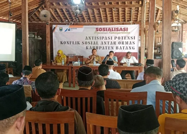 Badan Kesatuan Bangsa dan Politik (Kesbangpol) Kabupaten Batang menggelar sosialisasi pencegahan potensi konflik antar organisasi kemasyarakatan (ormas) di Kafe Penarak, Desa Cepokokuning, pada Selasa, 5 Agustus 2025. (Pemkab Batang/Lingkarjateng.id)