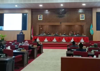 Rapat Paripurna DPRD Kabupaten Semarang membahas mengenai izin pembuangan air limbah dan pemanfaatan air limbah di Gedung DPRD, Ungaran. (Hesty Imaniar/Lingkarjateng.id)