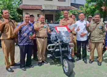 Bupati Semarang, Ngesti Nugraha, saat menyerahkan bantuan alsintan kepada gapoktan di Halaman Kantor Dinspertanikap Kabupaten Semarang, Ungaran, pada Selasa, 26 Agustus 2025.(Hesty Imaniar/Lingkarjateng.id)