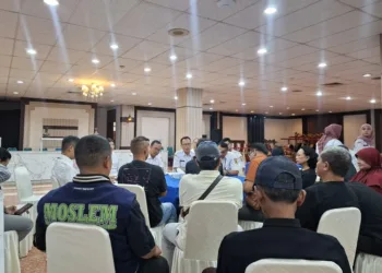 Suasana pertemuan para korban penipuan koperasi BLN dengan perwakilan Pemprov Jateng di Kantor Gubernur Jawa Tengah, Semarang, pada Rabu, 27 Agustus 2025. (Rizky Syahrul Al-Fath/Lingkarjateng.id)