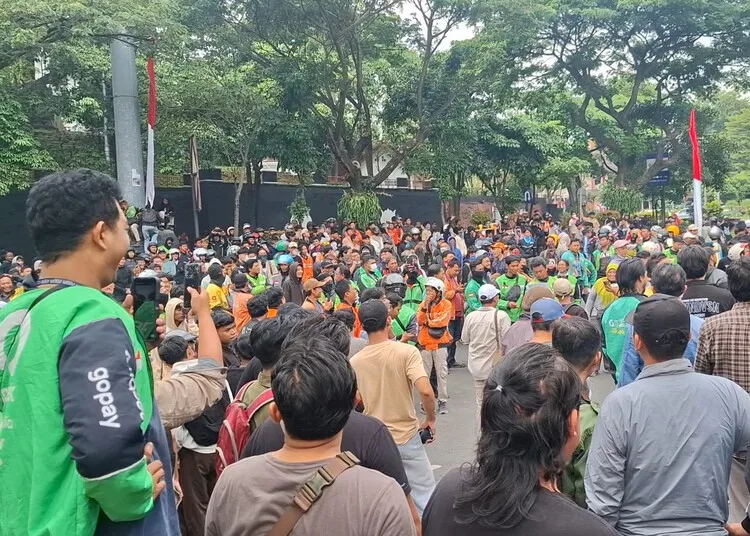 Demo di Semarang Ricuh, Tuntut Kematian Affan Kurniawan Diusut Tuntas 25 Massa gabungan pengemudi ojol dan mahasiswa melakukan unjuk rasa di Mapolda Jawa Tengah, Semarang, Jumat, 29 Agustus 2025. (Rizky Syahrul Al-Fath/Lingkarjateng.id)