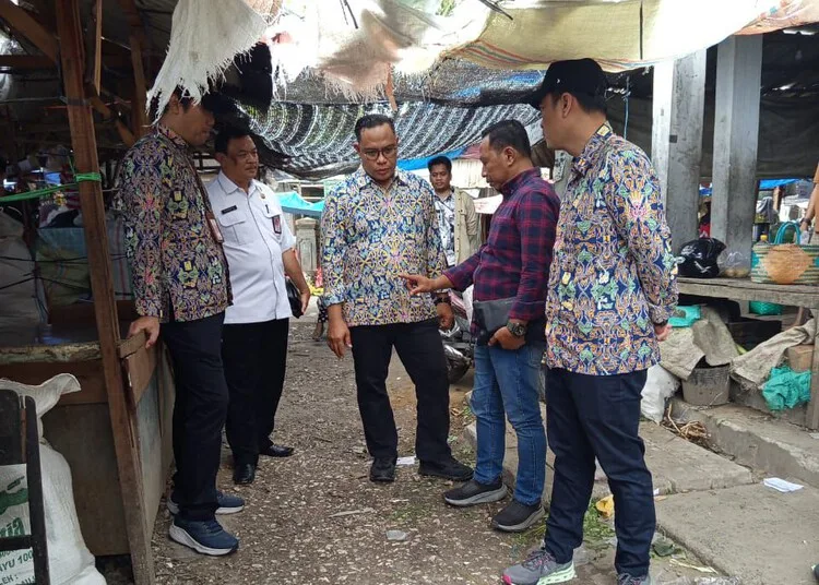 Tim dari Kementrian PU mengecek Pasar Ngawen di Kabupaten Blora beberapa waktu lalu. (Dindagkop UKM Blroa/Lingkarjateng.id)