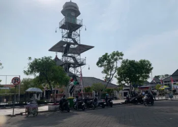Sejumlah sepeda motor terparkir di kawasan Masjid Agung Demak, Senin, 4 Agustus 2025. (M. Burhanuddin Aslam/Lingkarjateng.id)