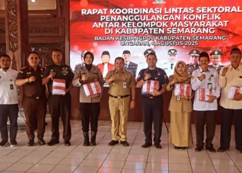 Bupati Semarang, Ngesti Nugraha, menyerahkan bendera merah putih secara simbolis dalam "Rapat Koordinasi Lintas Sektoral Penganggulangan Konflik Antar Kelompok Masyarakat" di Pendopo Rumah Dinas Bupati Semarang pada Senin, 4 Agustus 2025. (Diskominfo Kab. Semarang/Lingkarjateng.id)