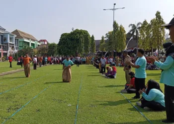 Suasana kemeriahan lomba yang digelar Pemkab Demak dalam menyemarakkan HUT ke-80 RI di Halaman Kantor Setda Demak pada Selasa, 5 Agustus 2025. (M. Burhanuddin Aslam/Lingkarjateng.id)