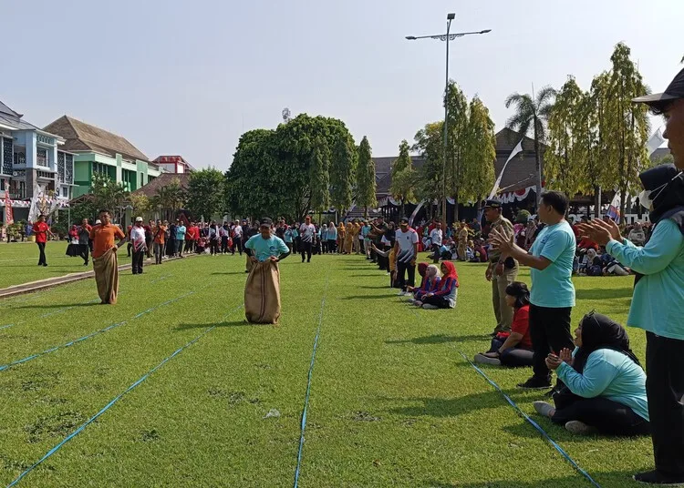 Suasana kemeriahan lomba yang digelar Pemkab Demak dalam menyemarakkan HUT ke-80 RI di Halaman Kantor Setda Demak pada Selasa, 5 Agustus 2025. (M. Burhanuddin Aslam/Lingkarjateng.id)