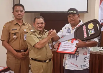 Bupati Semarang, Ngesti Nugraha, saat menyerahkan bantuan alsintan kepada gapoktan dan kelompok tani di Aula Kantor Dispertanikap Kabupaten Semarang pada Selasa, 5 Agustus 2025. (Diskominfo Kab. Semarang/Lingkarjateng.id)