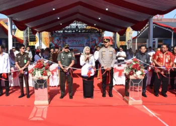 Bupati Demak, Eisti'anah, bersama Forkopimda saat melakukan pemotongan pita sebagai simbol pembukaan Demak Expo 2025 di Halaman Sport Center pada Rabu, 6 Agustus 2025. (M. Burhanuddin Aslam/Lingkarjateng.id)