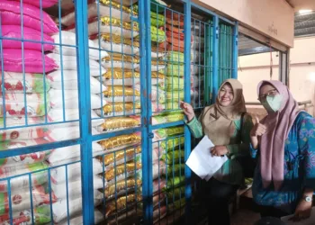 Tim Dindagkop UKM Kabupaten Demak saat memeriksa beras yang dijual di Pasar Bintoro. (M. Burhanuddin Aslam/Lingkarjateng.id)