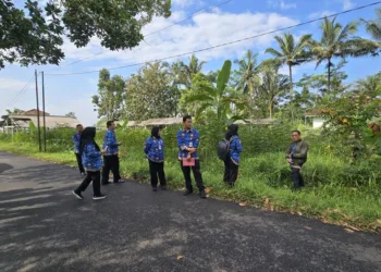 Dinsos Kabupaten Semarang saat meninjau lokasi lahan yang rencananya akan dibangun Sekolah Rakyat di wilayah Dusun Mulyorejo, Desa Barukan, Kecamatan Tengaran, baru-baru ini. (Dinsos Kab. Semarang/Lingkarjateng.id)