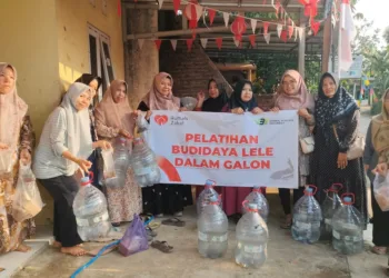 Ibu-ibu binaan Relawan Inspirasi Rumah Zakat Desa Kebonharjo mengikuti pelatihan budidaya lele menggunakan galon bekas pada Jumat, 8 Agustus 2025. (Lingkarjateng.id)