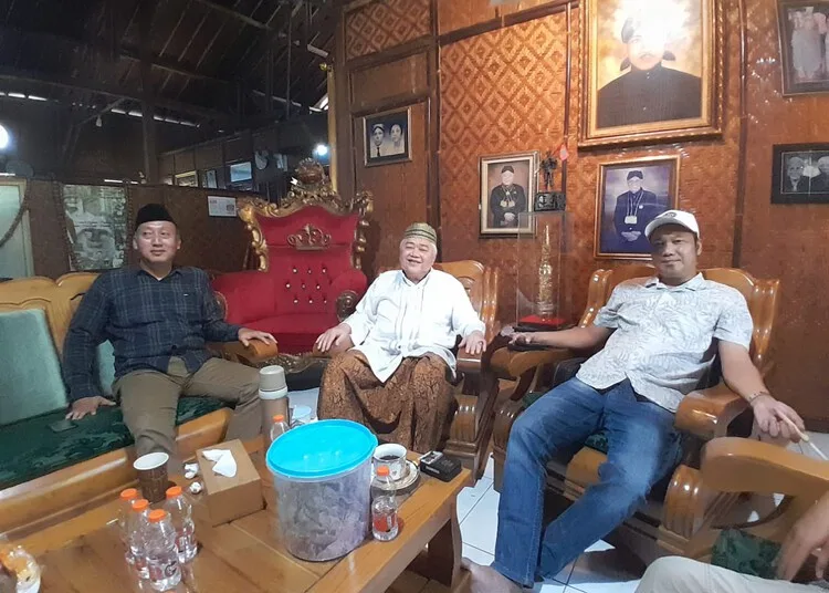 Yayasan Sunan Kalijaga Demak Buka Suara soal Dugaan Pencurian Sertifikat Tanah Wakaf 25 Ketua Yayasan Sunan Kalijaga, Raden Kristiawan Saputra (kiri), didampingi ketua pembina dan kuasa hukumnya di kediamannya di Kabupaten Demak, Sabtu, 9 Agustus 2025. (M. Burhanuddin Aslam/Lingkarjateng.id)