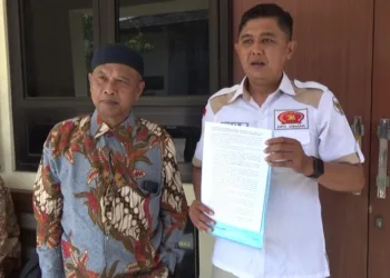 Tim kuasa hukum Raden Krisnaidi dari Yayasan Sunan Kalidjogo, Choirin Nizar Alqodari, saat konferensi pers di Mapolres Demak pada Senin, 11 Agustus 2025. (M. Burhanuddin Aslam/Lingkarjateng.id)