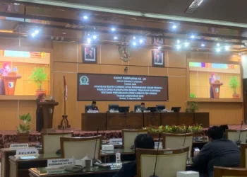 Bupati Demak, Eisti'anah, saat memaparkan jawaban atas pandangan umum fraksi dalam rapat paripurna di Kantor DPRD Demak pada Senin malam, 11 Agustus 2025. (M. Burhanuddin Aslam/Lingkarjateng.id)