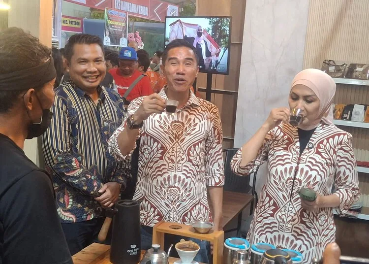Kendal Open Fair 2025, Dispermasdes Angkat Produk Unggulan BUMDesa 25 Bupati Kendal, Dyah Kartika Permanasari, dan Wakil Bupati Benny Karnadi menikmati kopi di Stand Dispermasdes Kendal dalam gelaran Kendal Open Fair 2025. (Unggul Priambodo/Lingkarjateng.id)